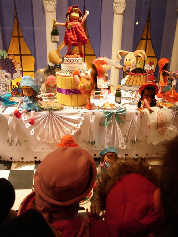 53da6663dcd5888e145b2099_2005-christmas-window-shopping-galeries-lafayette-paris-france